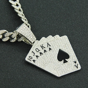 Hip-Hop-Kubanerkette mit diamantbesetztem Poker-Anhänger und Pik-Royal-Flush-Motiv
