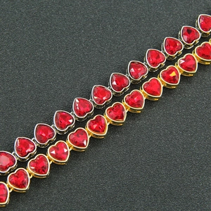 Bracciale hip hop con pietre a cuore rosso e castone diamantato in oro e argento