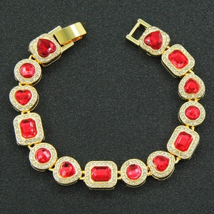 Goldenes Armband mit geometrischen roten Steinen und funkelndem Pavé-Kristallbesatz