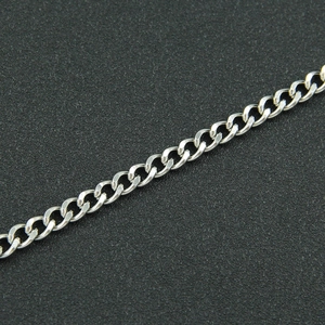 Gros plan sur le collier à double chaîne cubaine en acier inoxydable poli argenté
