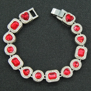 Detail der Hip-Hop-Kette mit roten Herzsteinen und geometrischen Zirkonia-Verzierungen