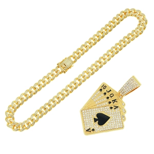 Hip-Hop-Gold-Kubakette mit Iced-Out Poker-Anhänger Royal Flush und funkelnden Strasssteinen