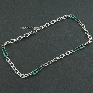 Collier à maillons argentés avec détails d'épingles à nourrice vertes et fermoir mousqueton