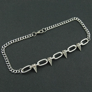 Collier punk en acier titane avec pointes de rivets et chaîne cubaine épissée