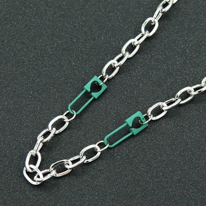 Collier à chaîne argentée minimaliste avec maillons trombone vert de style urbain