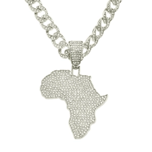 Detailansicht der silbernen Cubankette mit diamantenbesetztem Afrika-Kartenanhänger