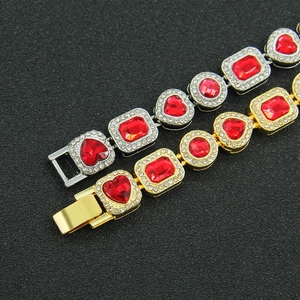 Makro-Detail von Armbändern mit roten Edelsteinen und weißen Kristallrändern in Gold und Silber