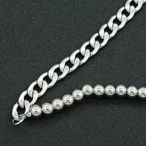 Silver bead and Cuban link拼接 necklace in stainless steel for a minimalist street look
