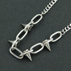 Collier chaîne cubaine style punk avec pointes en métal argenté et grands anneaux ovales