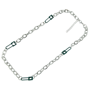 Collier chaîne argentée minimaliste avec maillons épingle à nourrice verts et fermoir