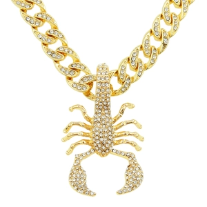 Collier chaîne cubaine dorée hip hop avec un grand pendentif scorpion serti de strass