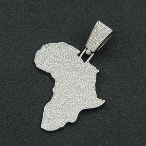 Makroaufnahme des Iced Out Afrika-Kartenanhängers mit Zirkonia und Versilberung