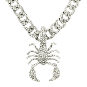Détail du collier hip-hop avec pendentif scorpion et strass sur une grosse chaîne cubaine