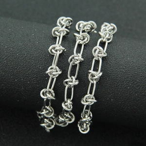 Collier chaîne argentée avec design à nœuds artistiques et maillons ovales allongés élégants