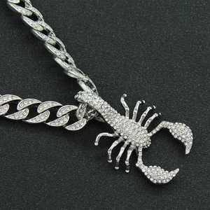 Collier cubain hip hop argenté avec pendentif scorpion serti de pierres en zircone