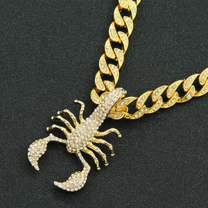 Pendentif scorpion doré style hip hop serti de cristaux sur une chaîne cubaine
