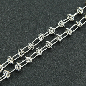 Collier industriel argenté avec des maillons en nœud et des détails de chaîne ovales