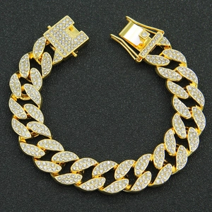 Bracciale cubano in oro ghiacciato con chiusura a farfalla e diamanti pavé da uomo