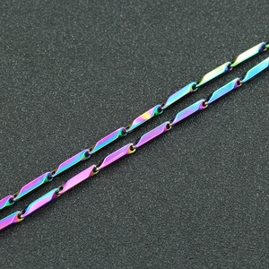Makroaufnahme einer regenbogenfarbenen Bambuskette mit gebürsteter Titanstahl-Textur