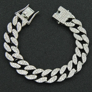 Dettaglio ravvicinato del bracciale Miami Cuban link con strass scintillanti