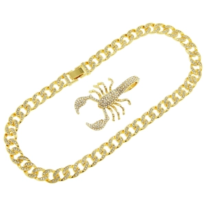 Parure hip hop comprenant un pendentif scorpion doré serti et une chaîne à maille cubaine