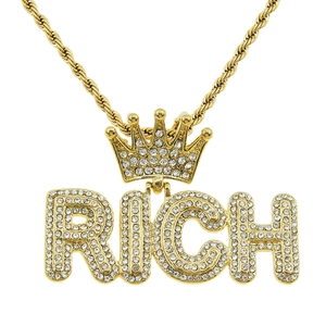 Collana hip-hop dorata con pendente corona Rich e strass su una catena a maglia ritorta