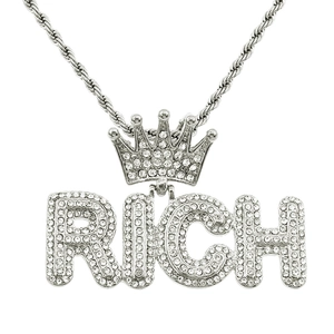 Dettaglio del ciondolo RICH hip hop argento con cristalli e catena a corda intrecciata