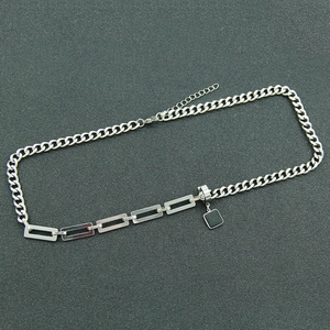 Collana a catena cubana argento con pendente quadrato nero e design a maglie regolabili
