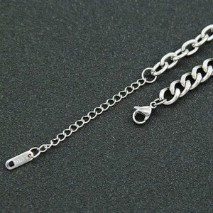 Detail der Edelstahl-Gliederkette mit Karabinerverschluss und S.STEEL Gravur am Ende