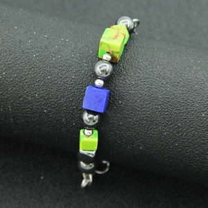 Bracciale con gemme colorate a cubo e perle di ematite con chiusura in acciaio inossidabile