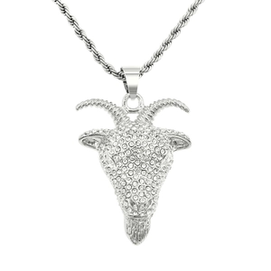 Vista dettagliata del ciondolo a testa di capra hip hop con strass brillanti e catena d'argento