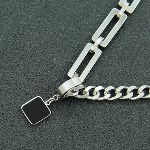Collana a catena mista con maglia a graffetta e groumette e ciondolo quadrato nero