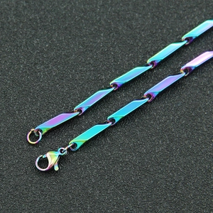 Bunte Regenbogen-Titanstahlhalskette mit Bambusgliedern und sicherem Karabiner