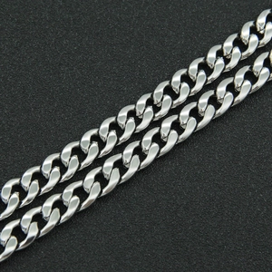 Γυαλισμένη ασημένια αλυσίδα λαιμού Cuban Link για άνδρες και γυναίκες σε γκρι φόντο