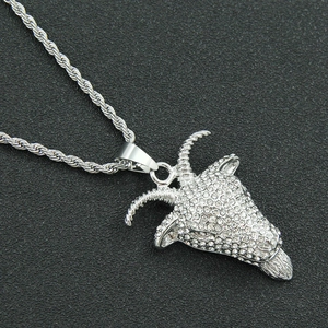 Collana hip hop con pendente a testa di capra argentata e strass luminosi