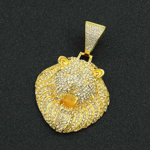 Détail macro du pendentif tête de lion doré avec cristaux sertis de style hip hop