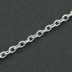 Vista dettagliata della catena in acciaio al titanio argento per bracciali alla moda