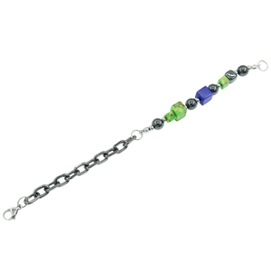 Collana con perle in pietra verde e catene metalliche in nero stile vintage