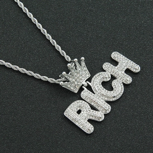 Collana hip hop con ciondolo corona RICH e cristalli su catena a corda argentata