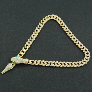 Collier cubain en or hip-hop avec tête de serpent glacée et yeux en gemmes vertes