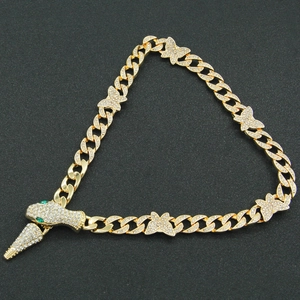 Collana a catena cubana a farfalla dorata con chiusura a testa di serpente dagli occhi verdi