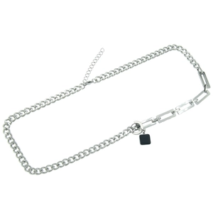 Collana a catena cubana argentata con pendente quadrato nero e chiusura regolabile