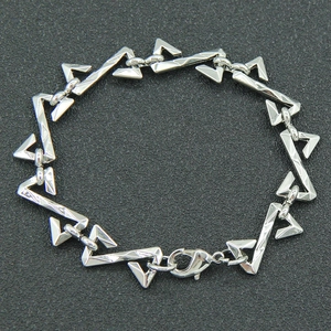 Bracelet hip-hop argenté avec maillons triangulaires gaufrés et fermoir mousqueton robuste