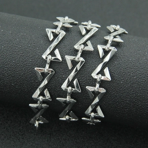Bracelet en métal argenté de style industriel avec des maillons géométriques triangulaires