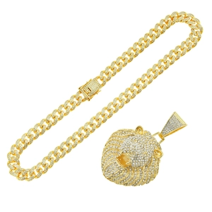 Chaîne cubaine plaquée or avec un pendentif tête de lion serti de strass brillants