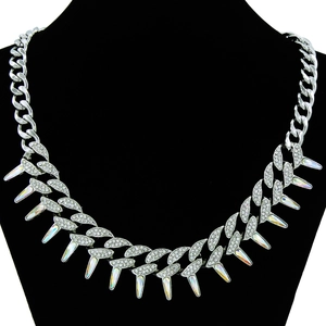 Collier chaîne cubaine argentée avec strass brillants et breloques à pointes arc-en-ciel