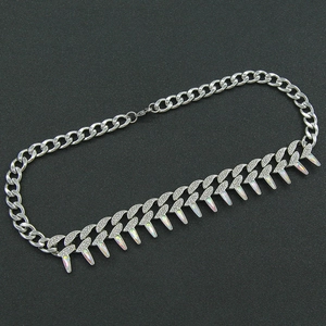 Collier à chaîne cubaine argentée avec pointes irrisées et détails en strass