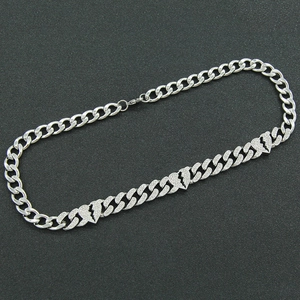 Collier chaîne cubaine argentée avec trois pendentifs en forme de cœur brisé glacé