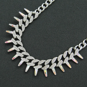 Collier maille cubaine hip hop avec pointes argentées et strass arc-en-ciel sur fond noir