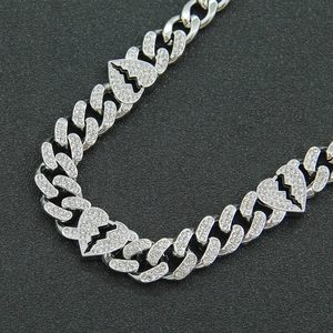 Collier maille cubaine argentée avec trois pendentifs cœur brisé sertis de strass chic